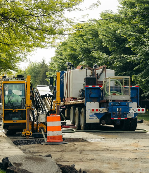 Atlas HDD operator running a horizontal directional drilling machine